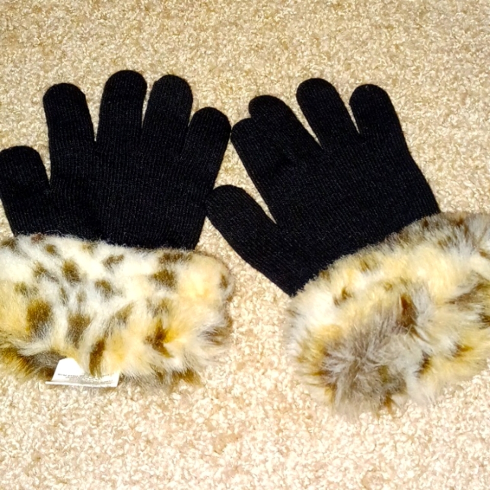 Knit black winter gloves with faux leopard fur